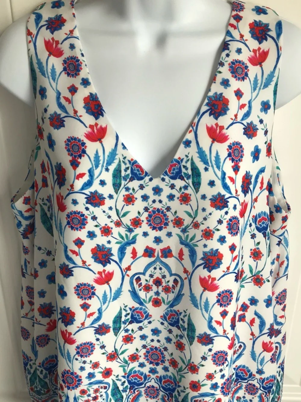 🔴 4/$15 Adrienne Vittadini Women’s L White Red Blue Floral V-Neck Tank Top EUC - Picture 4 of 14